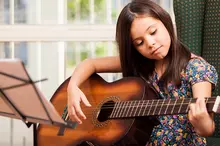 Niña tocando quitarra RyC 